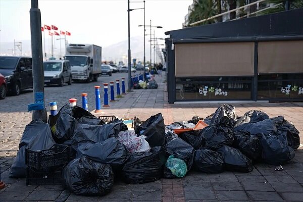 İzmir'de belediye çalışanları iş bıraktı: Kentte çöp yığınları oluştu