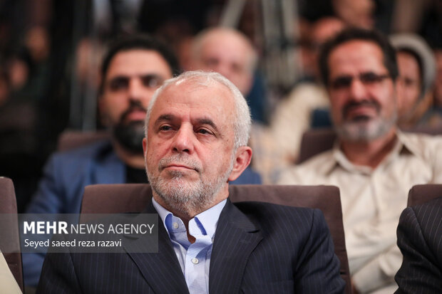 خانواده شهدا و ایثارگران پلی برای رسیدن به آرمانهای انقلاب هستند