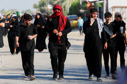 Pilgrims holding Arbaeen trek in Iraq's Babil prov.