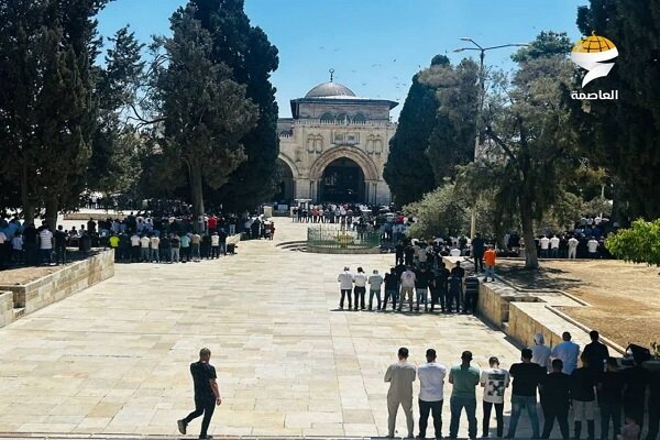 حضور ۵۰ هزار نمازگزار فلسطینی در مسجدالاقصی+ فیلم