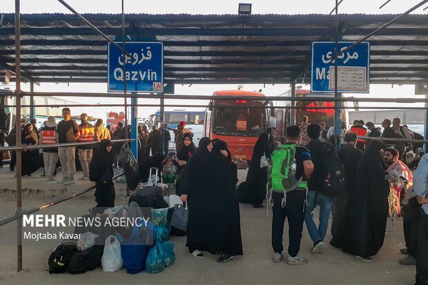 بازگشت زائران اربعین از پایانه برکت مهران بازگشت زائران اربعین از پایانه برکت مهران
