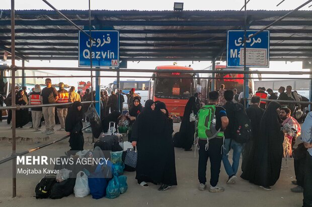 بازگشت زائران اربعین از پایانه برکت مهران