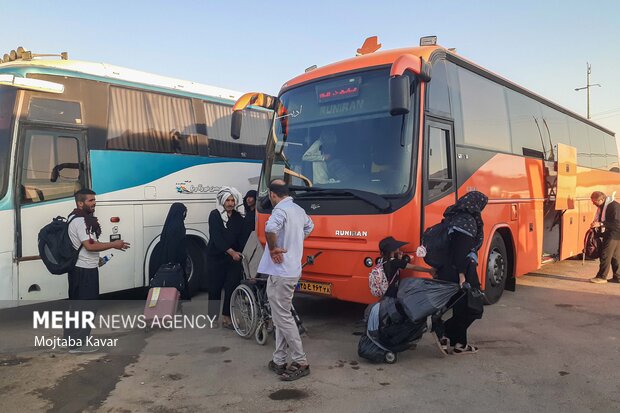 بازگشت زائران اربعین از پایانه برکت مهران