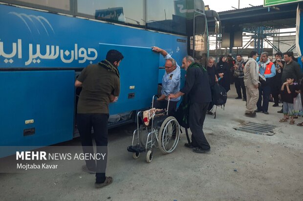 بازگشت زائران اربعین از پایانه برکت مهران