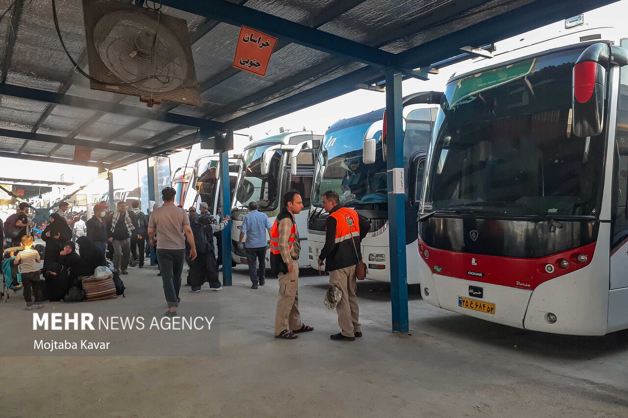 ورود ۱۴۰ دستگاه اتوبوس عراقی برای مسیر تهران به نجف و کربلا ورود ۱۴۰ دستگاه اتوبوس عراقی برای مسیر تهران به نجف و کربلا