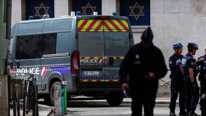 Explosion near synagogue in southern France injures officer