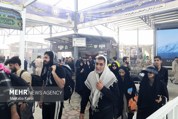 ۱۷۰۰ دستگاه اتوبوس امروز در پایانه برکت مهران زوار را جابجا کردند ۱۷۰۰ دستگاه اتوبوس امروز در پایانه برکت مهران زوار را جابجا کردند