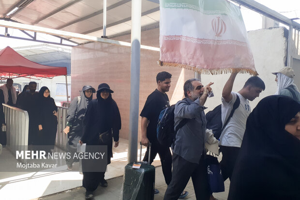 حضور باشکوه زوار عتبات عالیات در مرز مهران حضور باشکوه زوار عتبات عالیات در مرز مهران