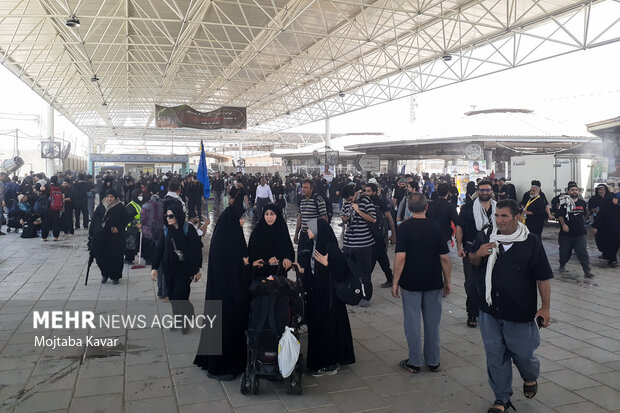 بازگشت زائران اربعین حسینی از مرز مهران