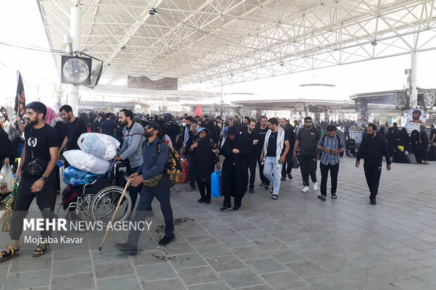 موج بازگشت زوار اربعین حسینی در مرز مهران طی عصر شنبه