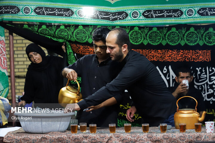 خدمت رسانی موکب شهید محراب آران و بیدگل در مسیر کوفه به کربلا