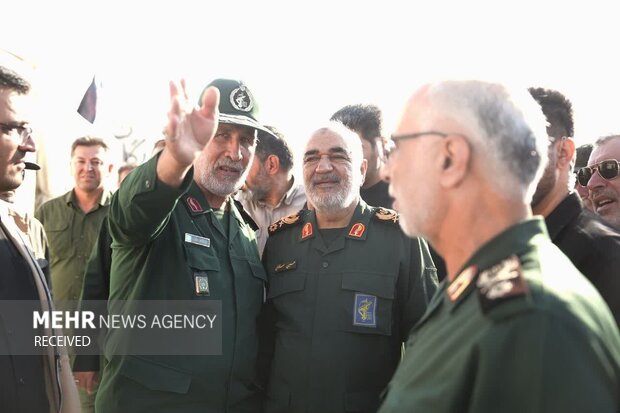 Gen. Salami's visit to Khosravi border gate shared with Iraq
