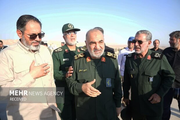 Gen. Salami's visit to Khosravi border gate shared with Iraq
