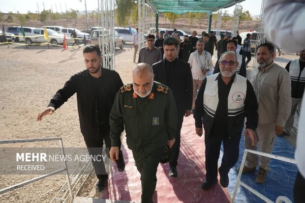 Gen. Salami's visit to Khosravi border gate shared with Iraq
