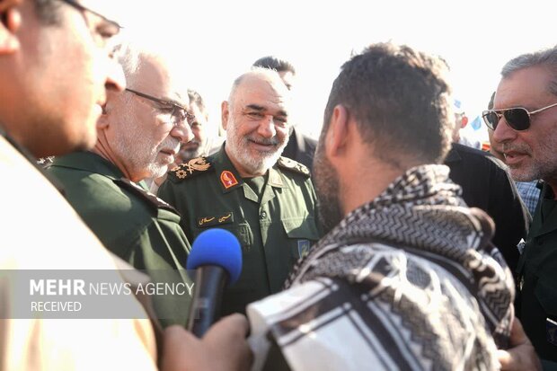 Gen. Salami's visit to Khosravi border gate shared with Iraq
