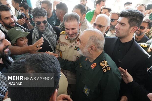 Gen. Salami's visit to Khosravi border gate shared with Iraq
