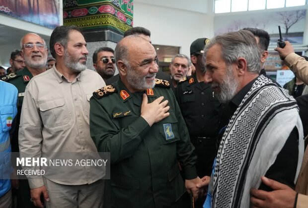 Gen. Salami's visit to Khosravi border gate shared with Iraq
