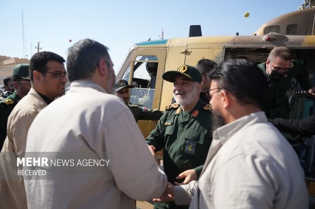 Gen. Salami's visit to Khosravi border gate shared with Iraq
