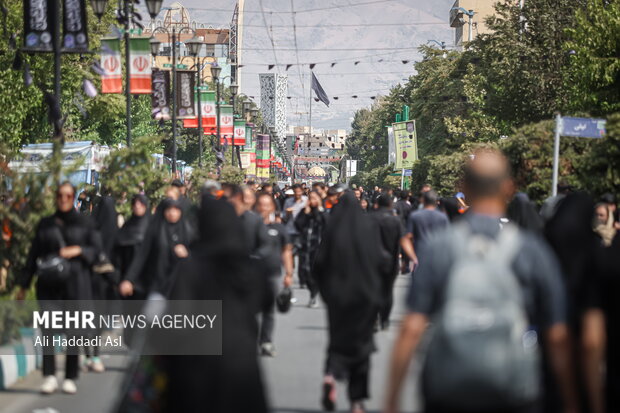 راهپیمایی جاماندگان اربعین مردم نوش آباد به طرف زیارت فیض آباد