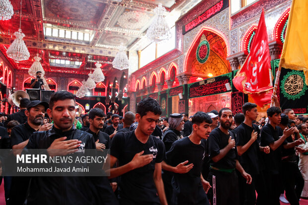 برافراشته شدن پرچم حشدالشعبی توسط مواکب عراقی در حرم امام حسین (ع) برافراشته شدن پرچم حشدالشعبی توسط مواکب عراقی در حرم امام حسین (ع)