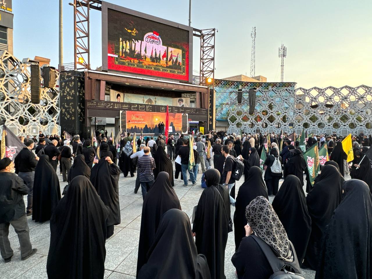 نوای "یا حسین" جاماندگان اربعین در تهران / حضور پرشور مردم و مسؤولان در راهپیمایی اربعین تهران +عکس