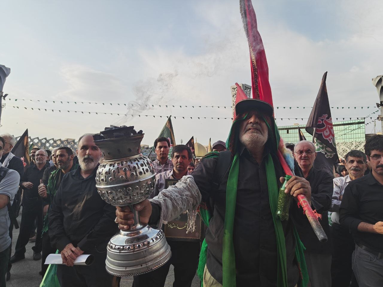 نوای "یا حسین" جاماندگان اربعین در تهران / حضور پرشور مردم و مسؤولان در راهپیمایی اربعین تهران +عکس