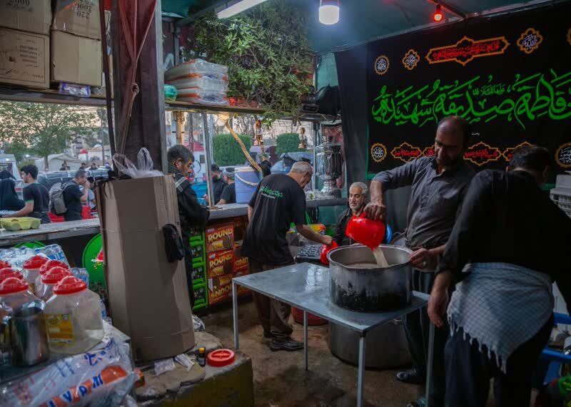 خدمترسانی موکب «ریحانه النبی» الیگودرز به زائران در شهر کربلا