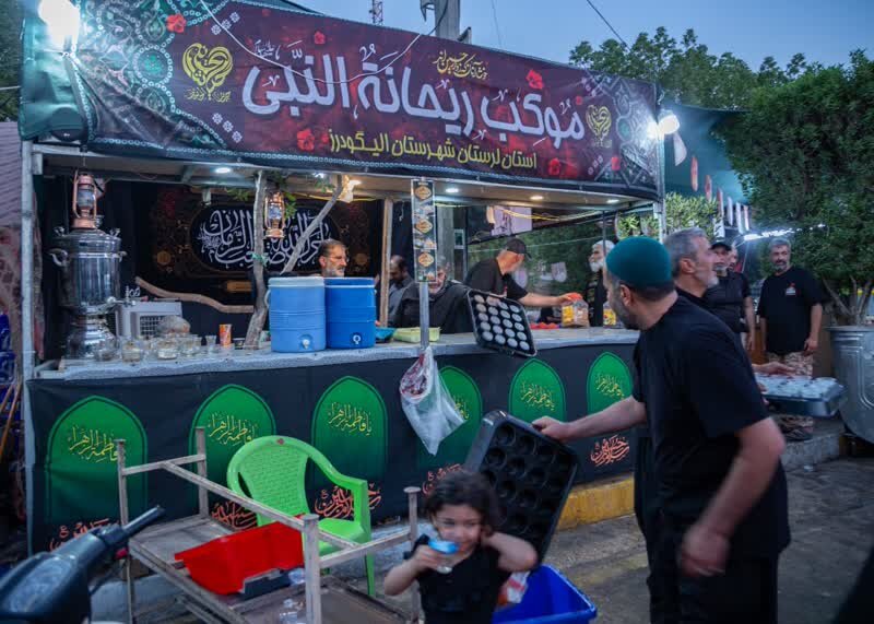 خدمترسانی موکب «ریحانه النبی» الیگودرز به زائران در شهر کربلا