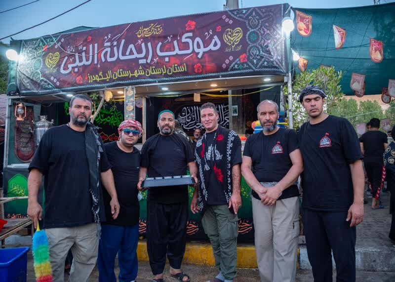 خدمترسانی موکب «ریحانه النبی» الیگودرز به زائران در شهر کربلا