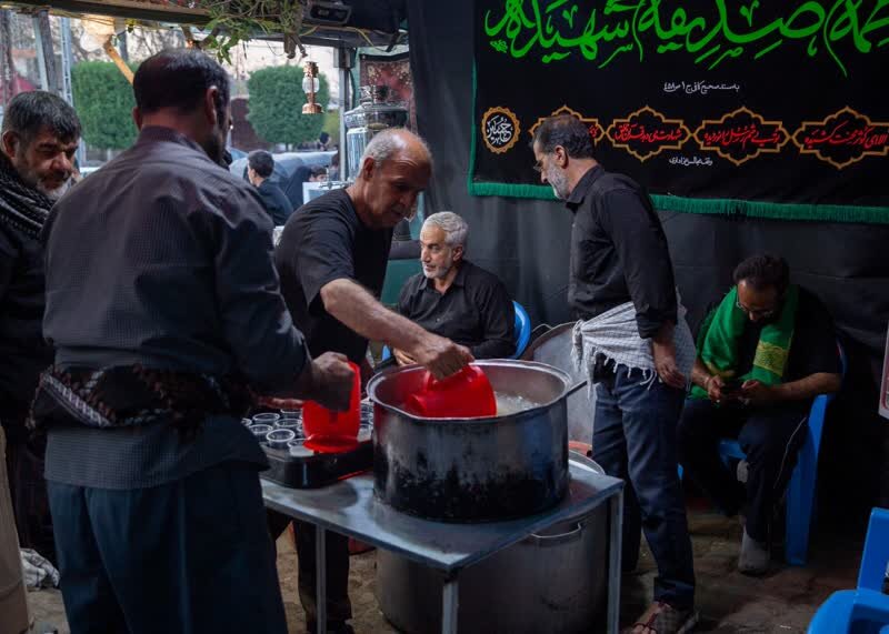 خدمت‌رسانی موکب «ریحانه النبی» الیگودرز به زائران در شهر کربلا