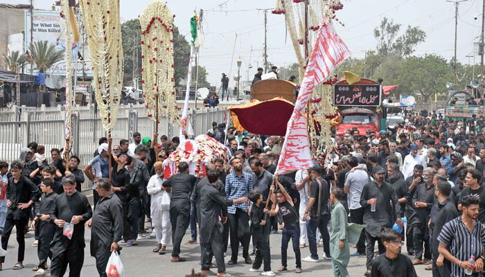 حمله به عزاداران اربعین در کراچی/ تلفن همراه برخی مناطق قطع شد