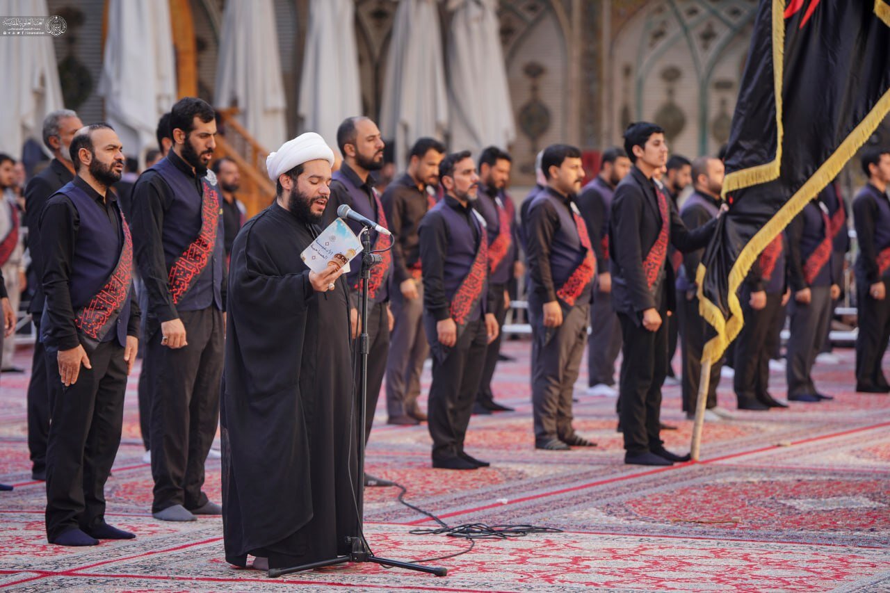 سجده شکر خادمان آستان قدس علوی به پاس توفیق خدمت گزاری در اربعین