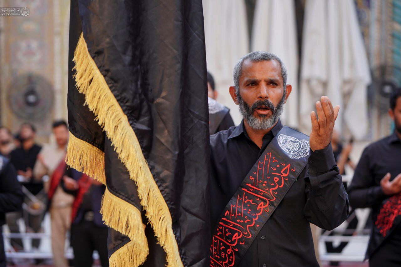 سجده شکر خادمان آستان قدس علوی به پاس توفیق خدمت گزاری در اربعین