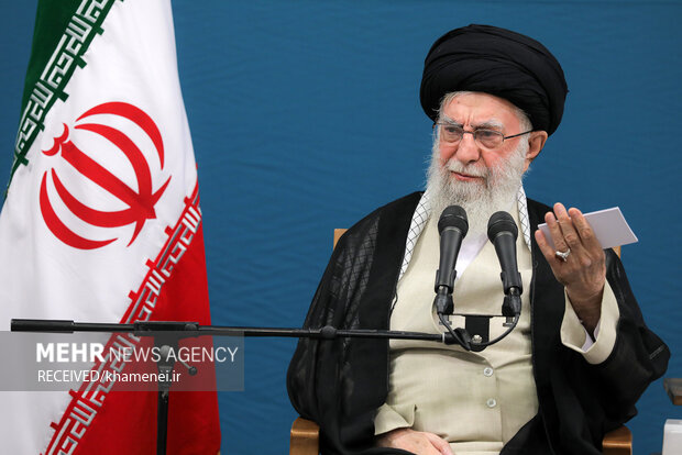 پاسخهای رهبر انقلاب به سوالات انتشارات رواق درباره جلال آل احمد