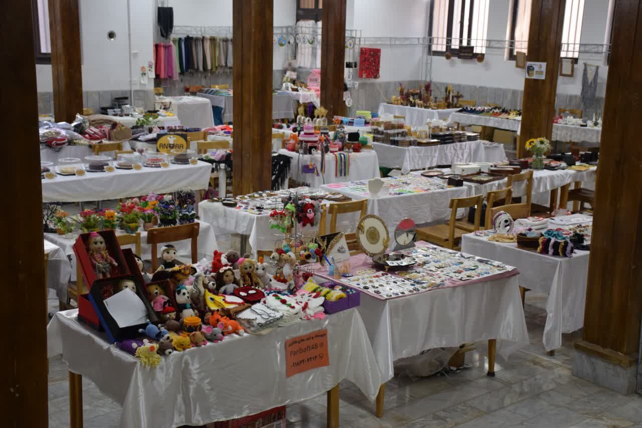 نمایشگاه دستساختههای بانوان شهرستان محلات افتتاح شد