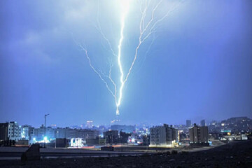 VIDEO: lightning struck Mecca Clock Tower during thunderstorm