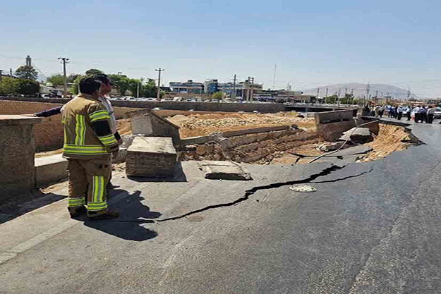 نشت آب علت فرو نشست دیواره کنارگذر پل پیرنیا شیراز