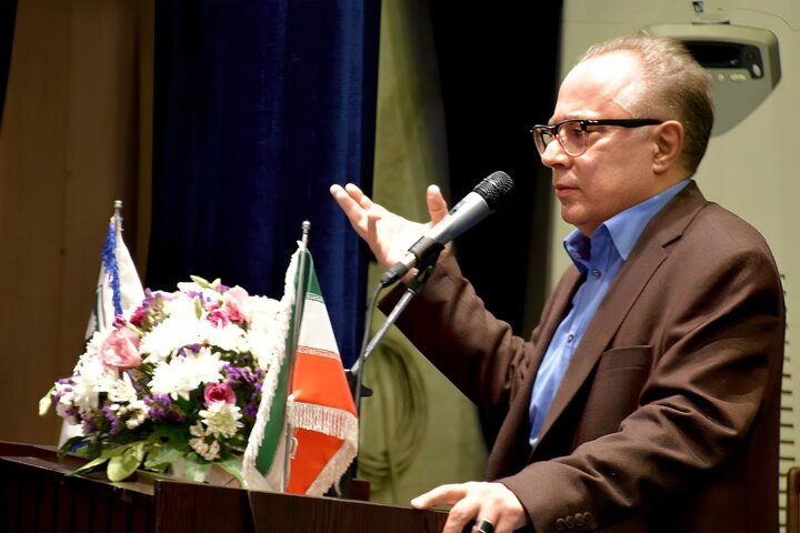 معاون پارلمانی رئیس جمهور: دولت پشتیبان و حامی صنعت است