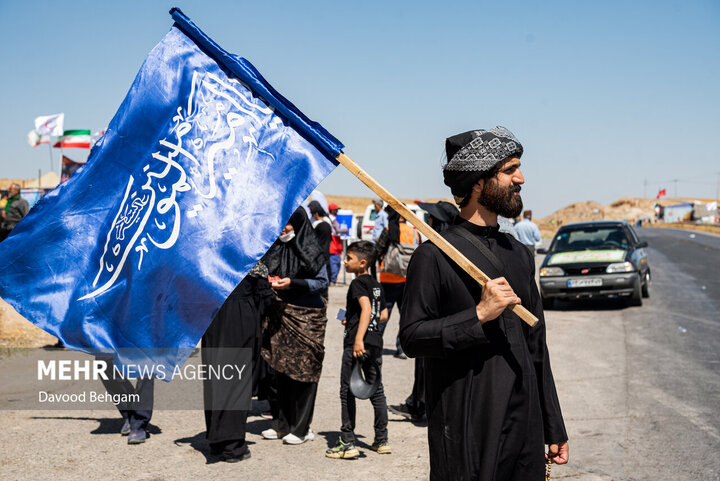 زوار الامام الرضا(ع) علي طريقهم الى مدينة مشهد مشيا على الأقدام عشية ذكرى استشهاده