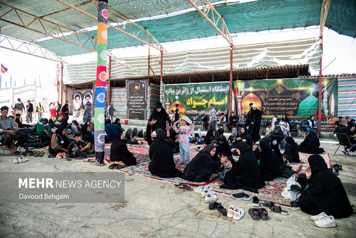 زوار الامام الرضا(ع) علي طريقهم الى مدينة مشهد مشيا على الأقدام عشية ذكرى استشهاده