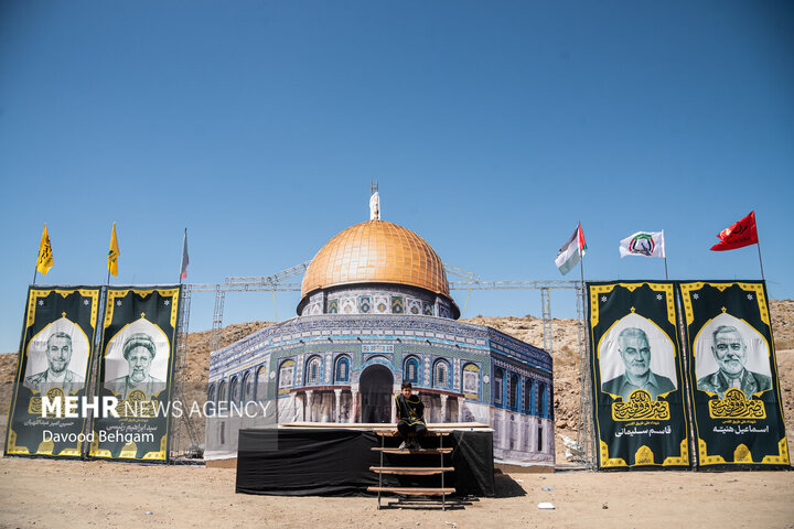 زوار الامام الرضا(ع) علي طريقهم الى مدينة مشهد مشيا على الأقدام عشية ذكرى استشهاده