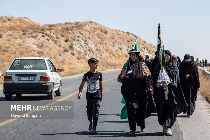 زوار الامام الرضا(ع) علي طريقهم الى مدينة مشهد مشيا على الأقدام عشية ذكرى استشهاده