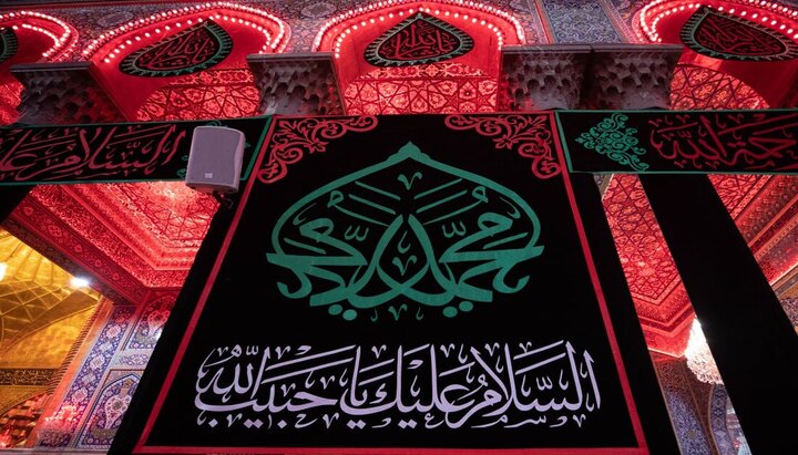 مرقد الإمام الحسين (ع) يتشح بالسواد مع ذكرى وفاة النبي محمد (ص)