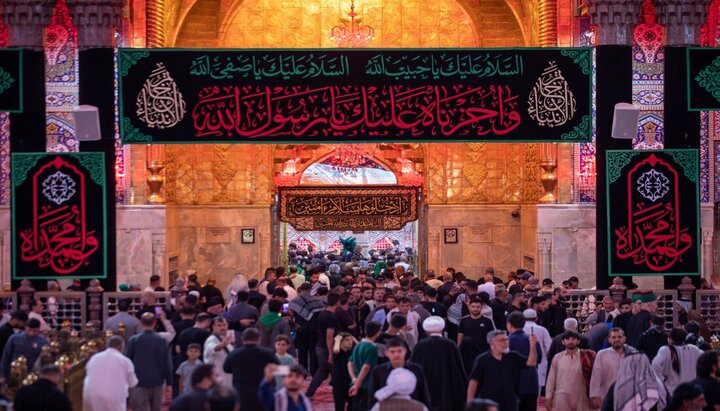 مرقد الإمام الحسين (ع) يتشح بالسواد مع ذكرى وفاة النبي محمد (ص)