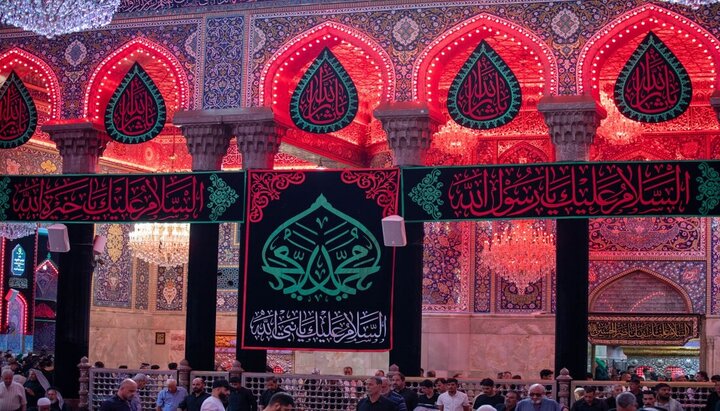 مرقد الإمام الحسين (ع) يتشح بالسواد مع ذكرى وفاة النبي محمد (ص)