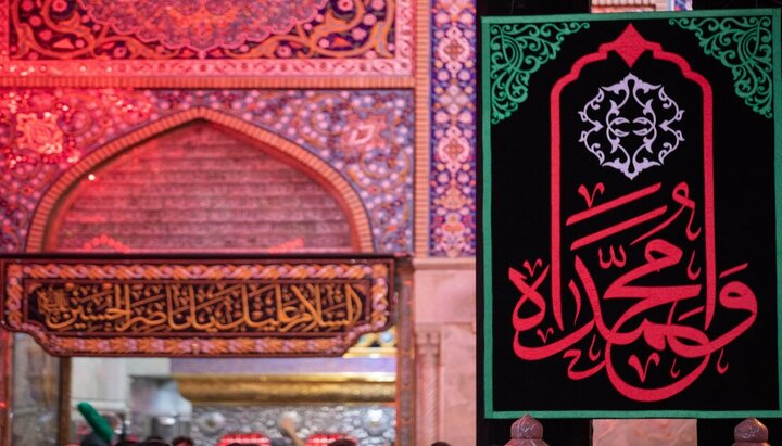 مرقد الإمام الحسين (ع) يتشح بالسواد مع ذكرى وفاة النبي محمد (ص)