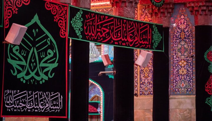 مرقد الإمام الحسين (ع) يتشح بالسواد مع ذكرى وفاة النبي محمد (ص)