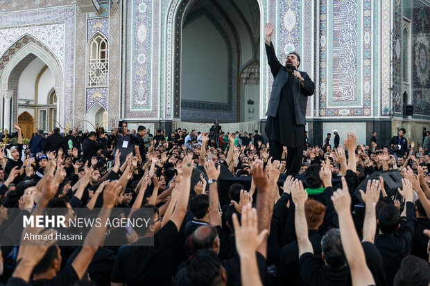 آیین سنتی «چهارپایه خوانی» در حرم امام رضا (ع) برگزار شد