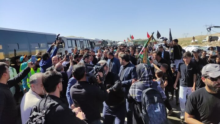 Cumhurbaşkanı Pezeşkiyan İmam Rıza (a.s) Türbesi ziyaretçileri ile bir arada Cumhurbaşkanı Pezeşkiyan İmam Rıza (a.s) Türbesi ziyaretçileri ile bir arada