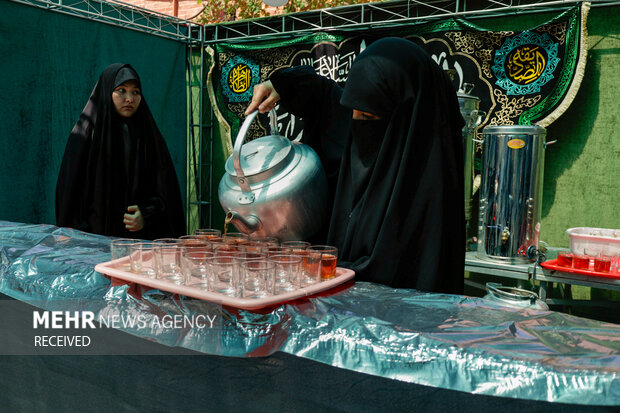 مشق خدمتگزاری نوجوانان در مسیر زائران رضوی